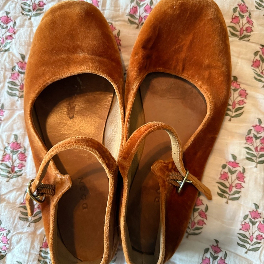 Velvet Mary Jane Flats in Tan doen